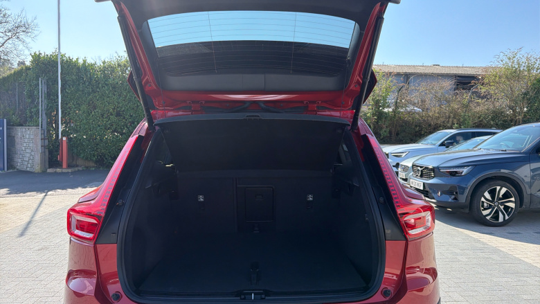 Volvo XC40 2.0 B4P Ultimate Dark 5dr Auto Petrol Estate